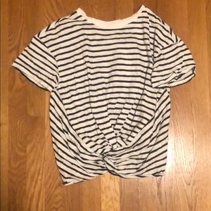 White and black t-shirt with knotted front